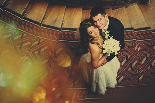 Svatební pár objetí navzájem a dívá se nahoru — Stock fotografie