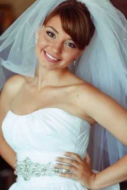 Mükemmel gelin pozlar odada gülümseyen 