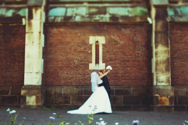 Gelin Damat boyun onunla bir ol öpüşürken boyunca ellerini bağlar