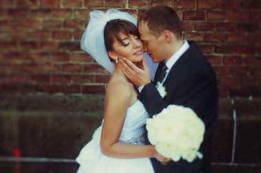 Damat yüzünü şefkatle ayakta tutan iken gelin hayalleri