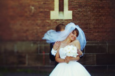 Damat gelin peçe Katedrali dışında poz arkasında gizler