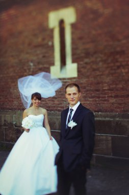 Duran bir gelin duvak Rüzgar ise damat uzakta görünüyor 