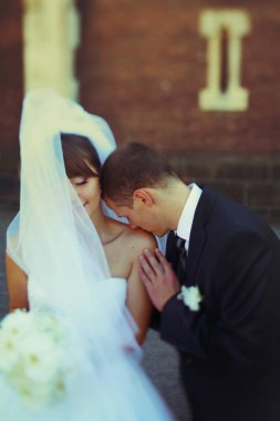 Damat onu shoulde kisses iken bir peçe gelinin yüzüne Rüzgar