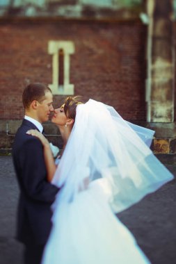 Bir an önce sokakta poz yeni evli bir öpücük 