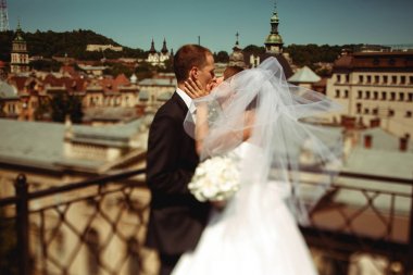 Sadece evli öpücük büyük cityscape önünde bir peçe altında
