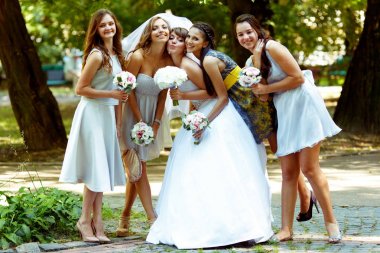 Nedime geline onlar parkta poz iken yalın 