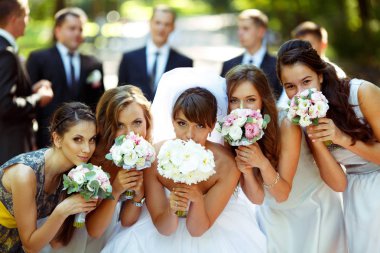 Kızlar ve Gelin Düğün Buketler ise damat ve damat ile poz