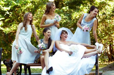 Bakın kızlar uzakta parkta bankta oturan süre 