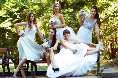 Gelin yükselir bacaklarının üzerinde nedime ile dinlenme sırasında olmak