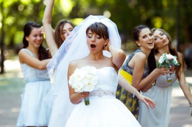 Nedime behi gizlemek iken gelin buket ile onun kollarında esner.