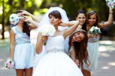 Gelin ve kız parkta yürürken iyi eğlenceler 