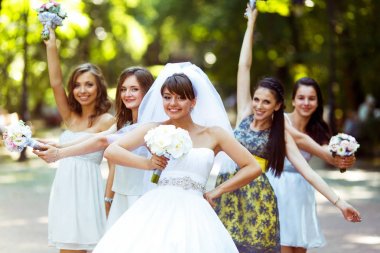 Onun kolunu teşkil etmektedir bir buket bir kız PA ile gülümseyen gelinle