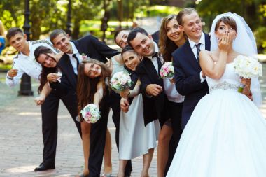 Gelin Damat ve arkadaşları ararken ağzını bir palm ile kapatır 