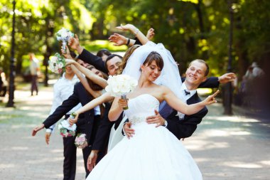 Onlar FRIEN ile yürüyüş yaparken bir bel narin gelin damat tutar