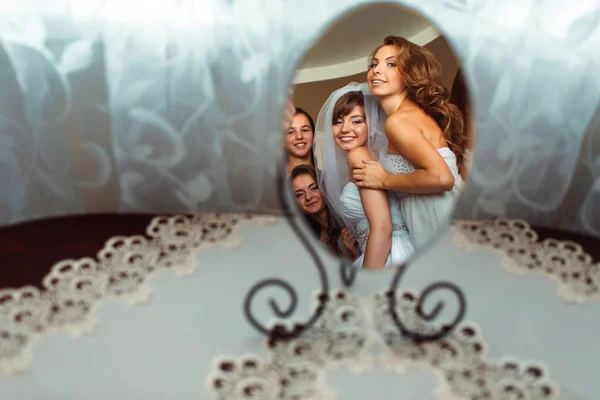 鏡に花嫁を抱いてブライドメイドの反射 — ストック写真