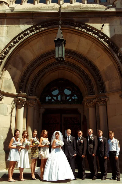 Koszorúslány és vőfély és esküvői pár jelentenek a sza — Stock Fotó