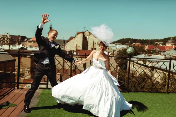 Feliz recém-casados se divertir dançando no telhado — Fotografia de Stock