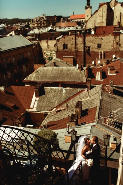 Eski bir çatıda duran Düğün çifti yukarıdan bir görünüm — Stok fotoğraf
