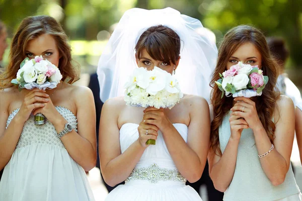 Novia y damas de honor esconden sus rostros detrás de la boda bou poco —  Fotos de Stock