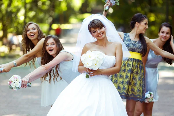 漂亮的新娘到达他们在不同的方向同时 br 的手 — 图库照片