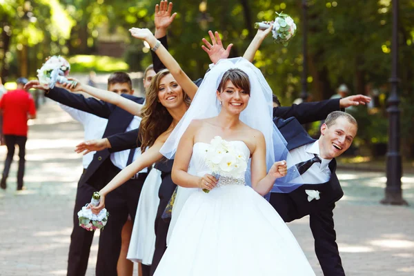 Ray arkasında dans bir gelin damat ve arkadaşları stand — Stok fotoğraf