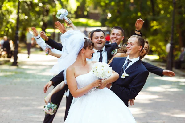 Gelin ve damat üzerinde parkta bükme birbirlerine bakmak 