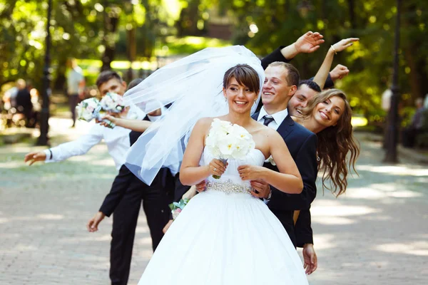 Groom parece engraçado enquanto amigos dançam atrás dela — Fotografia de Stock