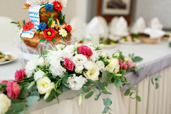 Sztuczne kwiaty białe i różowe, jako część ślub tabela dec — Zdjęcie stockowe