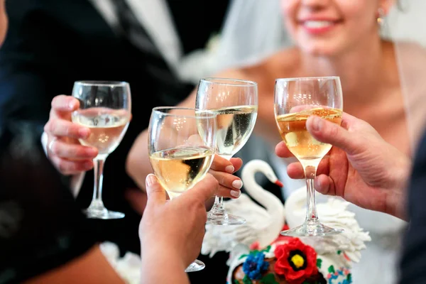 Mariée, marié et amis boivent du champagne avec des amis — Photo