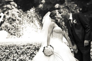 Burunlarını parkta bir yerde duran birkaç dokunuşlarla