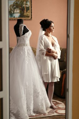 Gelin gelinlik odasında yakınındaki standları