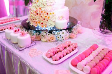 Bisküvi ile büfe masa