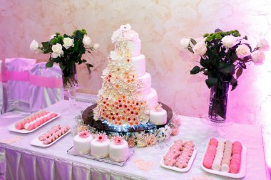 Bisküvi ile büfe masa