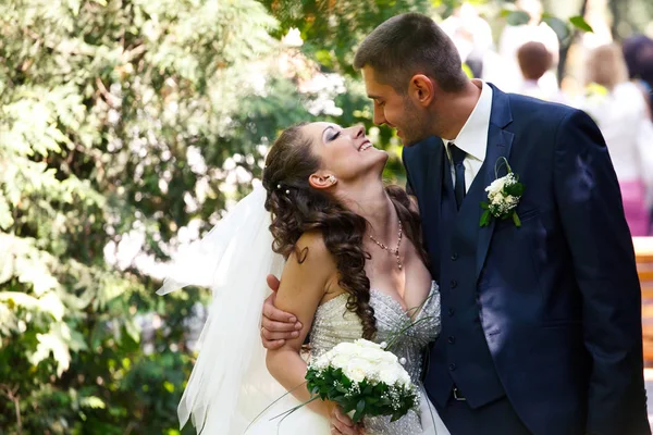 El novio en el traje azul se ve tierno a la novia feliz — Foto de Stock