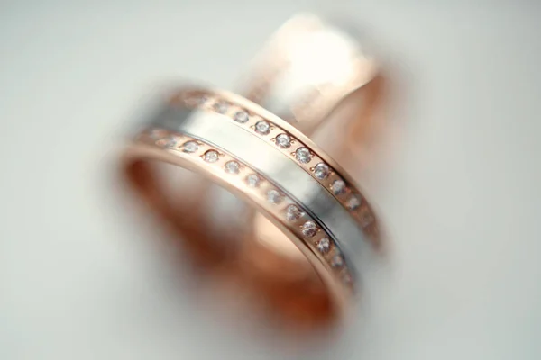 Snubní prsteny stojan na stůl — Stock fotografie