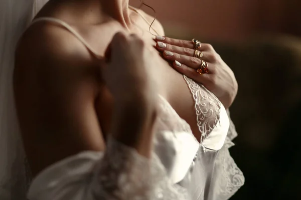 La encantadora novia está en la túnica blanca — Foto de Stock