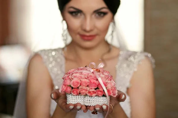La novia guarda un ramo con anillos — Foto de Stock
