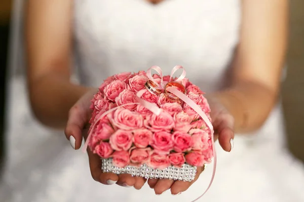 Невеста хранит букет с кольцами — стоковое фото