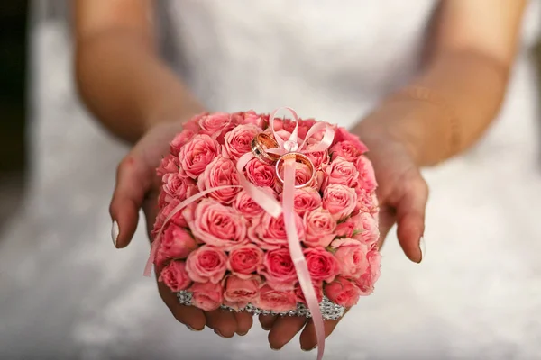 Невеста хранит букет с кольцами — стоковое фото