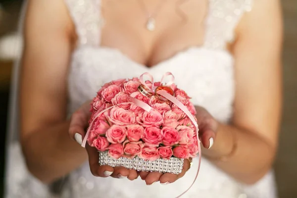 신부 반지와 함께 꽃다발을 유지 — 스톡 사진