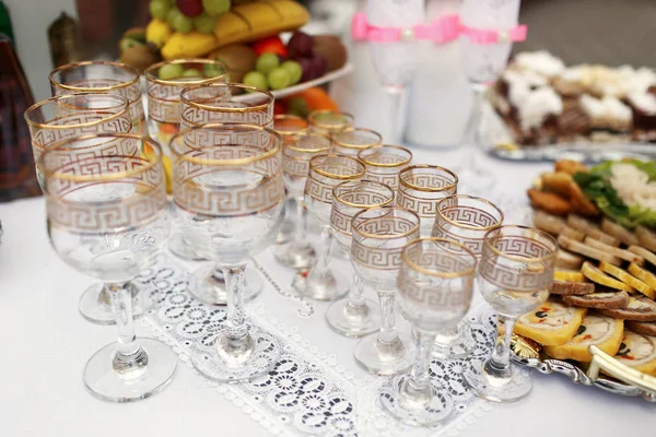 The buffet table with snacks and alcohol are near house — Stock Photo, Image