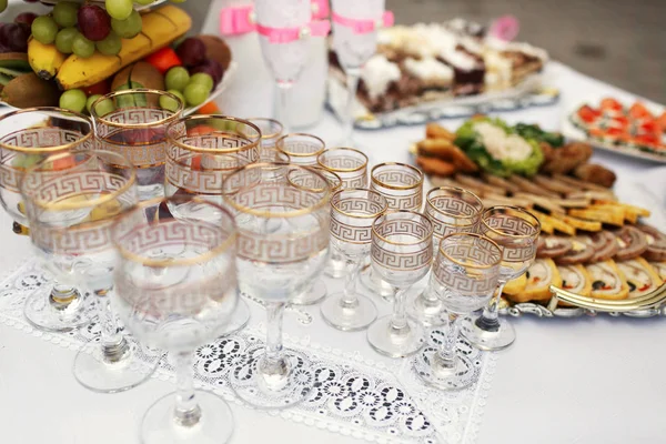 The buffet table with snacks and alcohol are near house — Stock Photo, Image