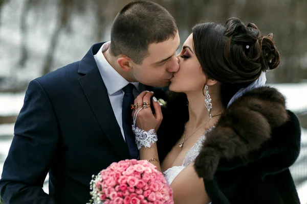 O lindo casal apaixonado se beijando no parque — Fotografia de Stock