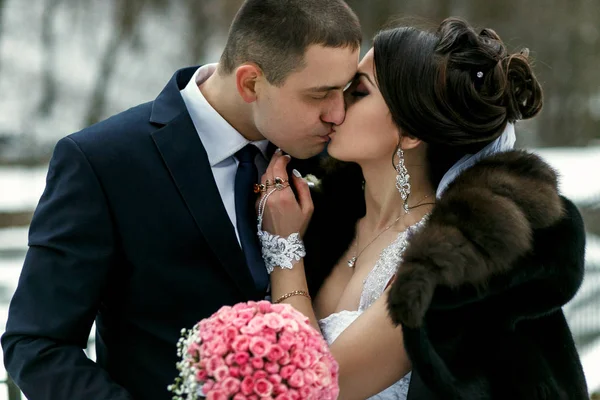 Прекрасная влюбленная пара целуется в парке — стоковое фото