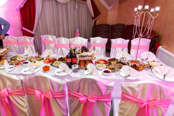 La tavola nuziale con piatti per gli ospiti — Foto Stock