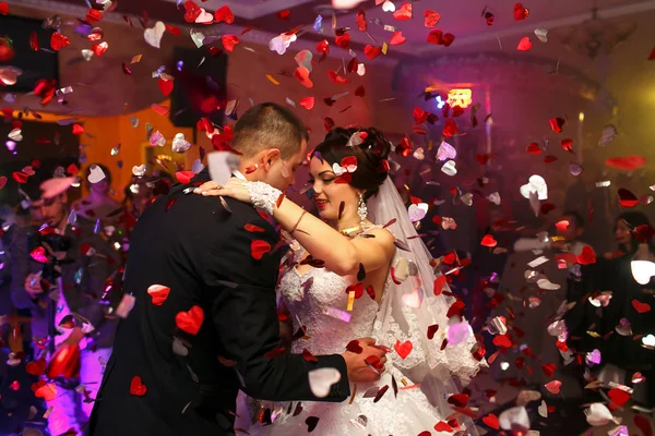 De mooie paar verliefd dansen op de dansvloer — Stockfoto