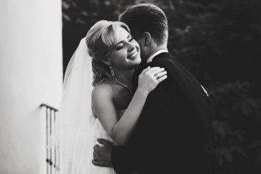 Damat onu balkonda kucak iken gelin gülümsüyor