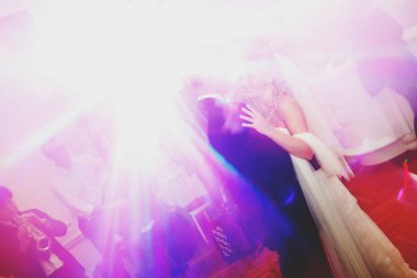 Disko ışıkları bir dans düğün çift üzerinde Parlatıcı 