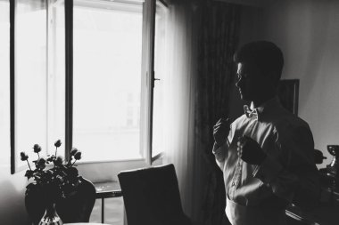 Siyah ve beyaz gömleğinin arkasında bir br ayarlama bir adamın resmi