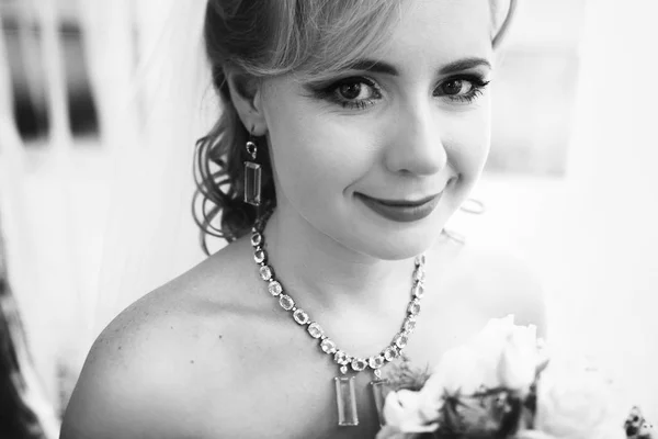 Черно-белый портрет красивой невесты в квадратных серьгах — стоковое фото